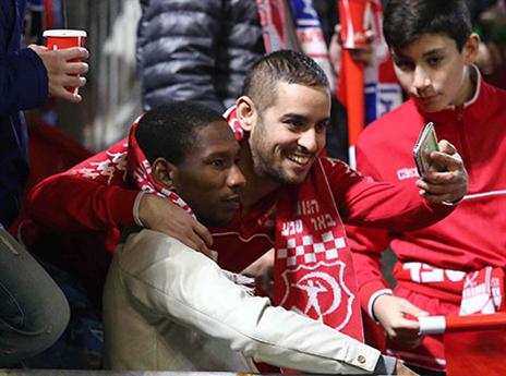 גלינור פלט תמך באוהדי באר שבע ביציע (אלן שיבר)