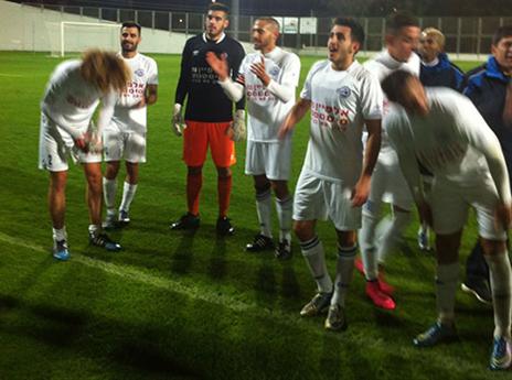 שחקני מכבי יפו חוגגים את הניצחון על מ.ס רובי שפירא חיפה (דאפר מחאמיד)