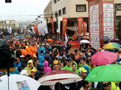 קו הזינוק. יוצאים לדרך עם מטריות (Getty)