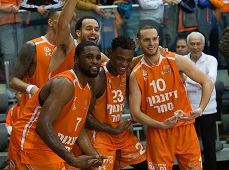 הכתומים חגגו בדרך לחציה גמר (עודד קרני)