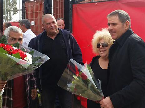 בפרחים. קבלת פנים חמה לגוטמן באימון