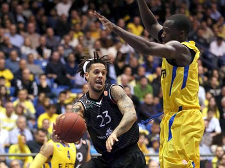 האקט מסיימה מול שון ג'יימס ב-2013 (gettyimages)
