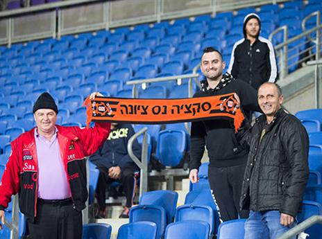 עשרות אוהדי נס ציונה שהגיעו לאצטדיון בנתניה חזרו לשפלה עם חיוך (עודד קרני)
