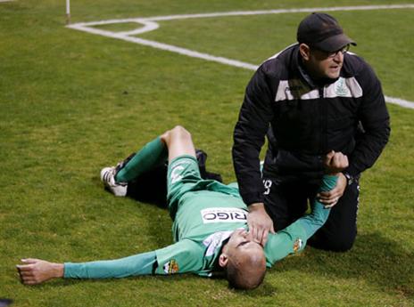 שטרית מקבל טיפול לאחר הפציעה (אלן שיבר)