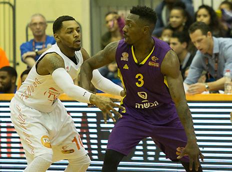 קרב צמוד. בראדלי וליונס (מנהלת הליגה)