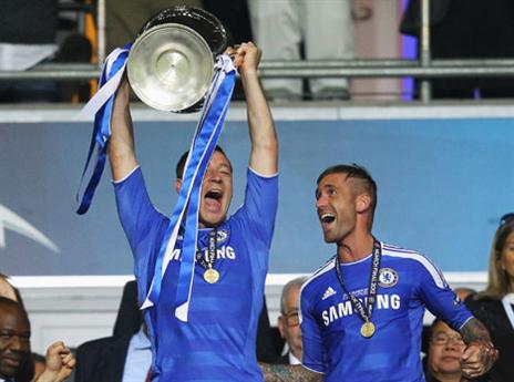 טרי מניף את גביע האלופות (GETTY)