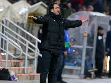 הרים ידיים. רוני לוי (יוסי שקל)