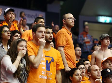 הקהל הכתום מספק אווירה נהדרת (אלן שיבר)