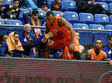 רייט נפצע בכתף במחצית הראשונה, אך חזר לשחק (אלן שיבר)