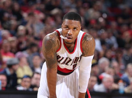 סוחב קוף ענק על הגב (getty)