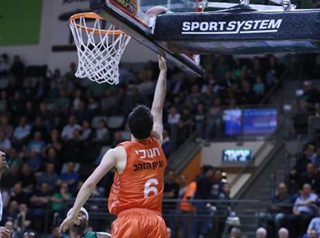 חנוכי הוביל את הבריחה של הכתומים (אודליה מטרי, מכבי ראשל"צ)