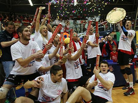 האדומים חוגגים. דאבל רביעי ברציפות (צילום: אנצ'ו גוש)