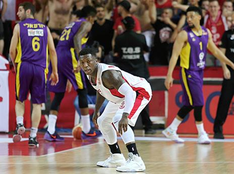 רובינסון. מוביל את הפועל ת"א לפלייאוף (אלן שיבר)