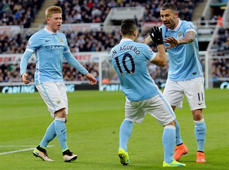 אגוארו וקולארוב חוגגים. 100 שערים בפרמיירליג (getty)