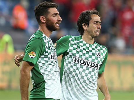 יוסי בניון בכה מאושר בסיום המשחק (אלן שיבר)