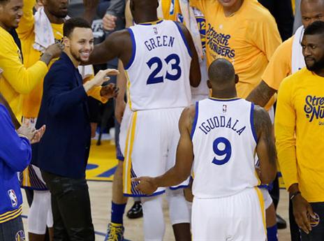 קרי יכול להישאר רגוע על הספסל (getty)