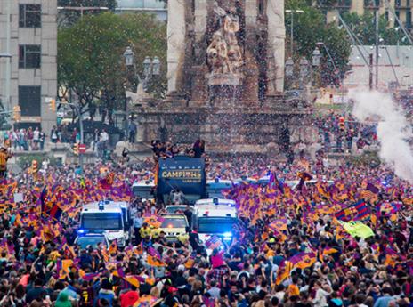 אלפי אוהדים ברחוב (Getty)