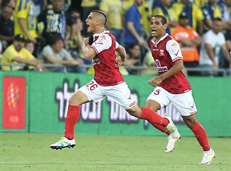 פיראס מוגרבי. על הכוונת של איווניר (צילום: אלן שיבר)