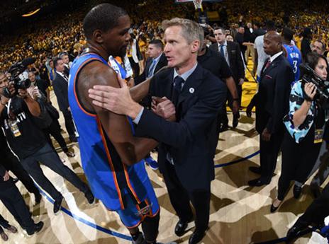 קר מנחם את דוראנט (gettyimages)