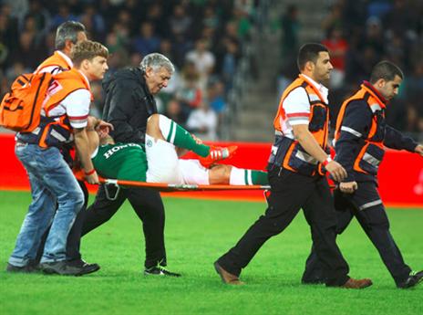 מויאל בפוזה מוכרת. סבל מחוסר מזל (צילום: יוסי שקל)