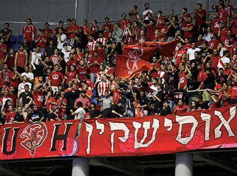 אוהדי הפועל ת"א דרוכים ביציע (אלן שיבר)