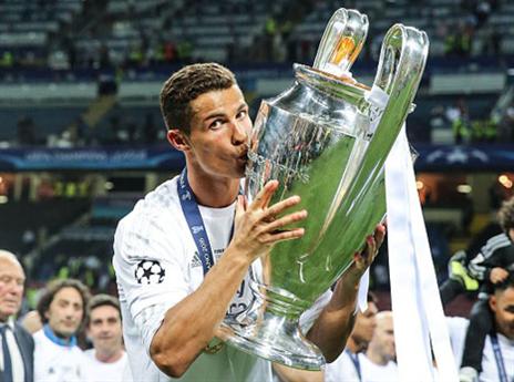 לא מתכוון לפרוש כל כך מהר. רונאלדו עם גביע האלופות (gettyimages)