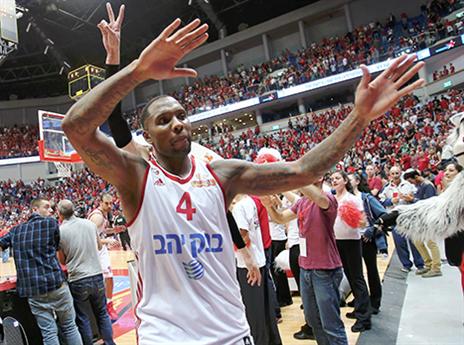 רולנד מאושר אחרי רבע הגמר. האלופה רוצה לשמור על הכתר (אלן שיבר)