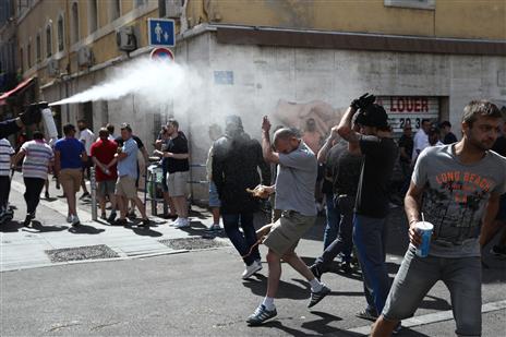 ניסיון לפזר את האוהדים (Getty)