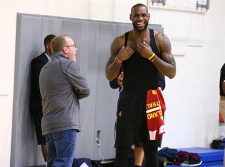 יוביל את הקאבס למהפך בלתי יאמן? לברון (getty)