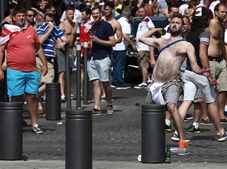 בארץ הבאגט לא חזו את ההתפרצות האלימה (gettyimages)