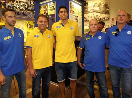 הצוות המקצועי החדש בצהוב (צילום: אלן שיבר)