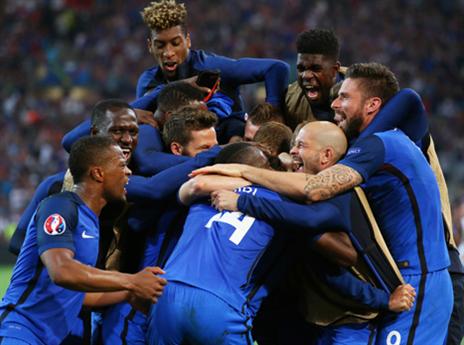 סימנה וי נוסף. נבחרת צרפת חוגגת (getty)