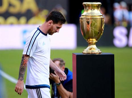 מסי והגביע. הכי קרוב שהצליח להגיע אליו (getty)