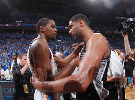 דאנקן עם דוראנט. הספרס רוצים את שניהם (getty)