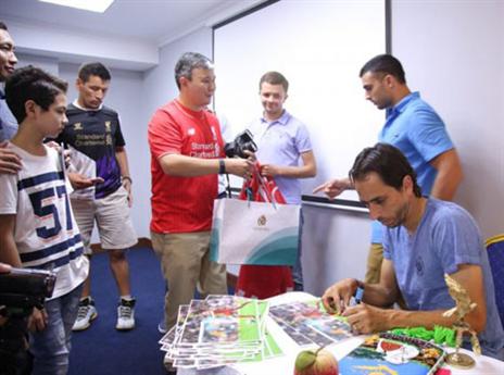 קשר האדומים בעבר חתם על חולצות (אתר רשמי מכבי ת"א)