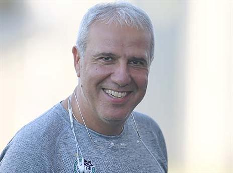 אוסמו מחוייך. מנהל הקבוצה לא חווה משחקים באירופה עם חיפה (אלן שיבר)