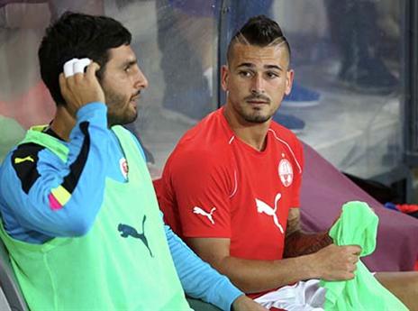 בוזגלו בפוזה מוכרת. שוב נותר על הספסל (צילום: אלן שיבר)