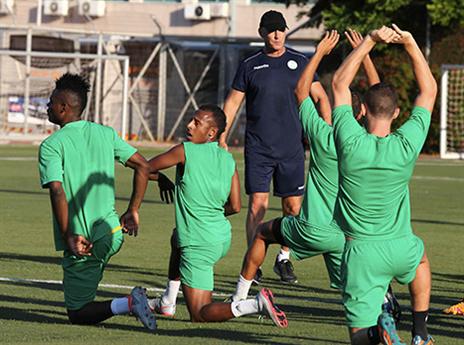 מתכוננים לק"ש. שחקני כפר סבא