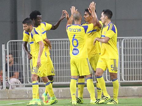 מיכה חוגג את השער (דני מרון)