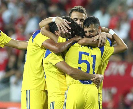 שחקני מכבי חוגגים (אלן שיבר)