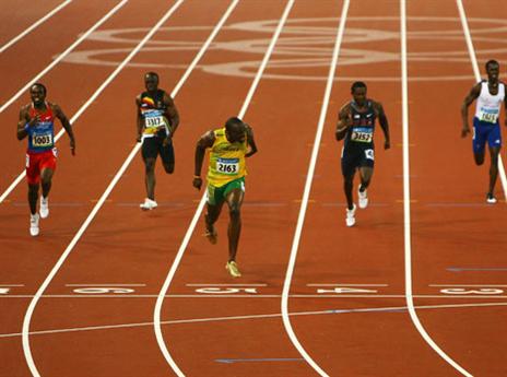 בלי מתחרים. בולט בגמר ה-200 בבייג'ין (gettyimages)