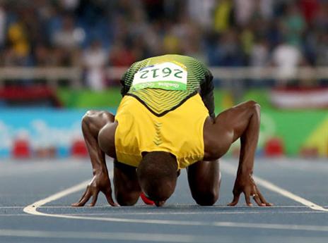 הנשיקה המסורתית למסלול (gettyimages)
