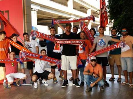 הפורוורד יחד עם האוהדים