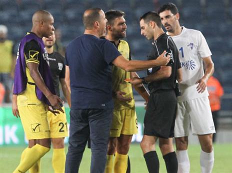 הצהובים-שחורים מחו בפני השופטים (צילום: דני מרון)