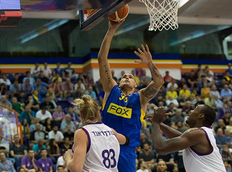 מנצל הגנה חלשה. צירבס (עודד קרני)