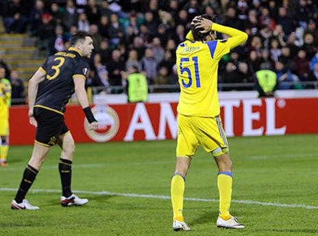בניון תופס את הראש. "איך הוא לא פתח?" (צילום: אודי ציטיאט)