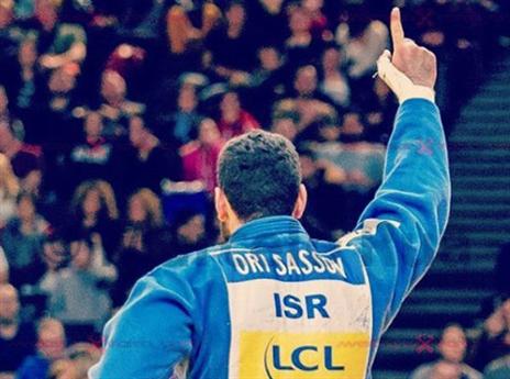 "בחיים יש כל מיני סוגים של אבנים" (מתוך: אינסטגרם)