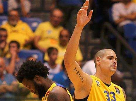 לא עמדו מול השלשות. צירבס (אלן שיבר)