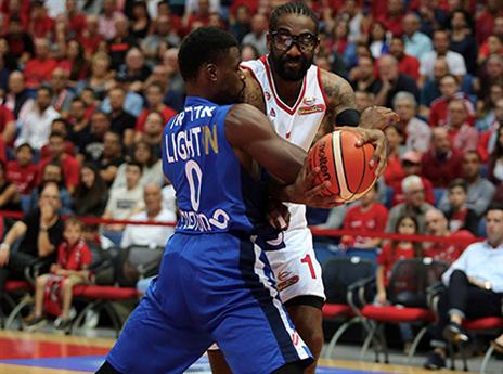 קרב בין שני שחקני NBA לשעבר, אמארה ואדריאן (אלן שיבר)