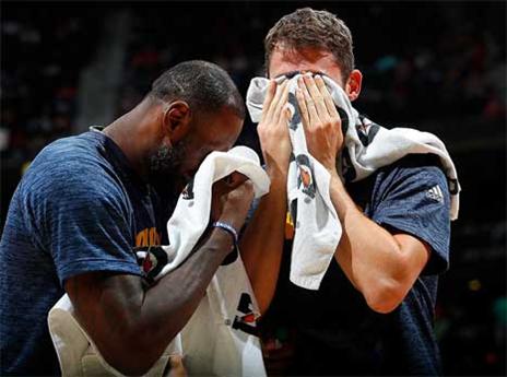 לברון וקווין לאב מסרבים להסתכל (Getty)